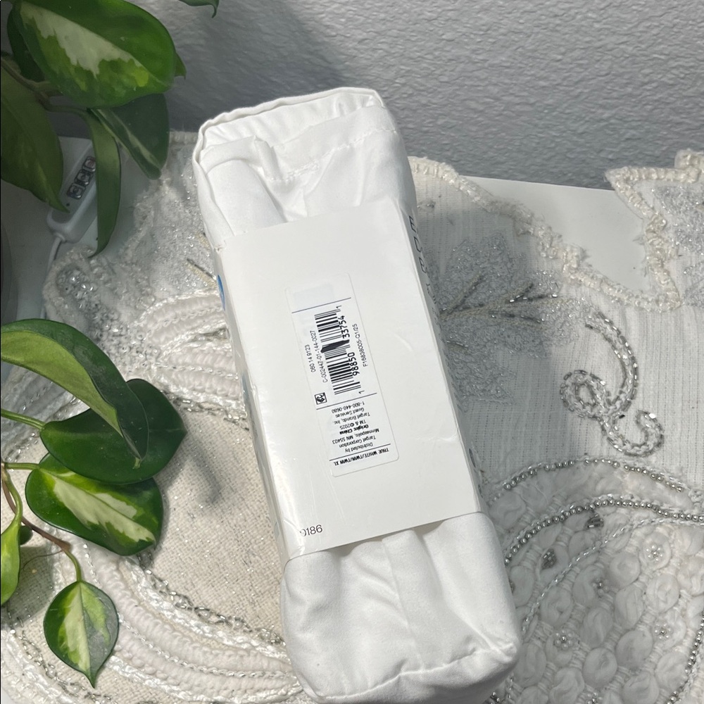 Room Essentials Crisp White Bedskirt (Twin XL) - Picture 2 of 6